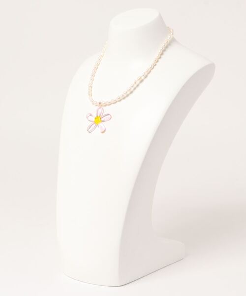 MADEMOISELLE ROPE'（マドモアゼル ロペ）の「【NINFA handmade】パールフラワー ネックレス（ネックレス・レディース・ホワイト・FREE）」の2枚目の写真