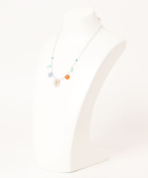 Three Four Time（ｽﾘｰﾌｫｰﾀｲﾑ）の「カラービーズフラワーネックレス（ネックレス・レディース・マルチ・FREE）」の2枚目の写真