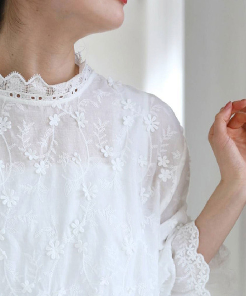 白花浮かぶキャンディスリーブのレースチュニック シアートップス 柄（シャツ/ブラウス）｜CAWAII（カワイイ）