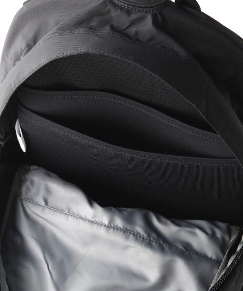 THE NORTH FACE(ザノースフェイス)の「【THE NORTH FACE / ザ ノースフェイス】Hot Shot(バックパック/リュック・メンズ・ブラック/オリーブ/カーキ/ライトグレー・FREE)」の13枚目の写真