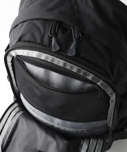 THE NORTH FACE(ザノースフェイス)の「【THE NORTH FACE / ザ ノースフェイス】Hot Shot(バックパック/リュック・メンズ・ブラック/オリーブ/カーキ/ライトグレー・FREE)」の14枚目の写真