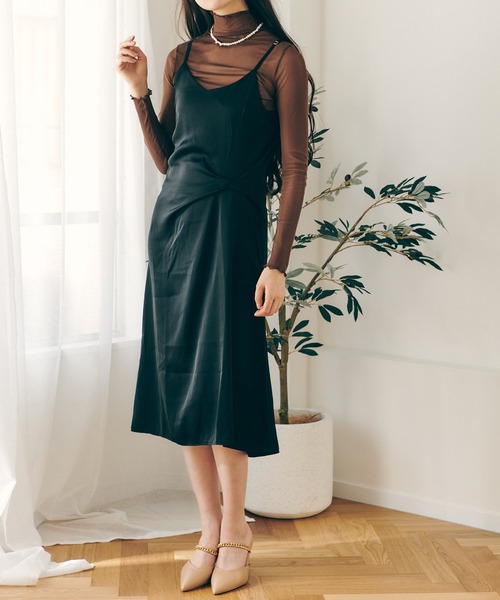 Lamoa（ラモア）の「Lamoa/ツイストデザイン サテン キャミワンピース（ワンピース・レディース・ブラック/グリーン・SMALL/LARGE）」の2枚目の写真