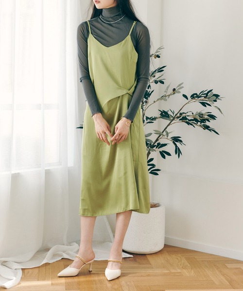 Lamoa（ラモア）の「Lamoa/ツイストデザイン サテン キャミワンピース（ワンピース・レディース・ブラック/グリーン・SMALL/LARGE）」の7枚目の写真