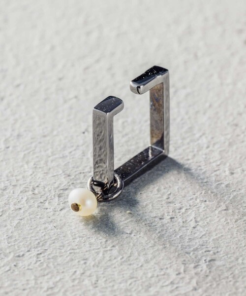 and cloud（アンドクラウド）の「Pearl 2way Square Earring / Single（イヤリング・レディース・ブラック/シルバー/イエローゴールド・FREE）」の5枚目の写真