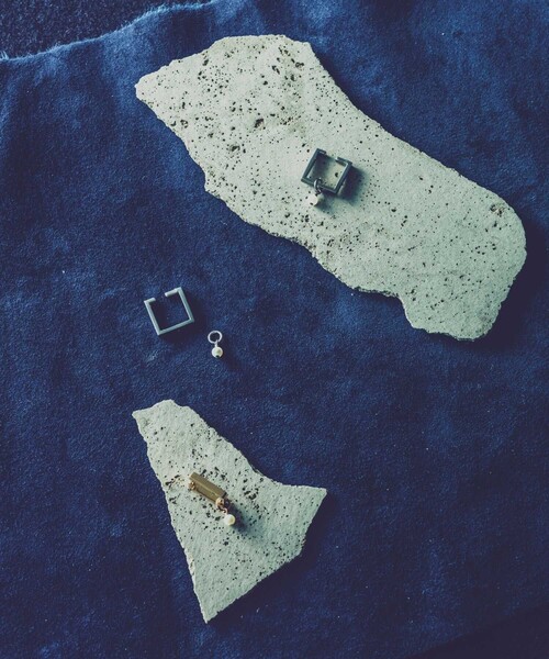 and cloud（アンドクラウド）の「Pearl 2way Square Earring / Single（イヤリング・レディース・ブラック/シルバー/イエローゴールド・FREE）」の3枚目の写真