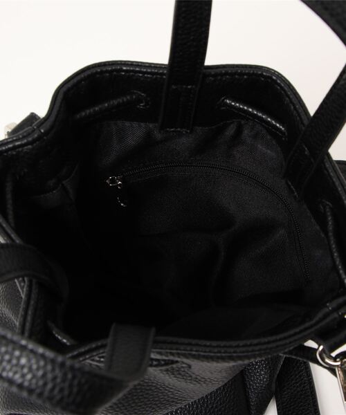 NICOLE white（ニコルホワイト）の「フェイクレザー2WAY仕様 巾着ショルダーバッグ（ショルダーバッグ・レディース・ブラック/アイボリー/ピンク・FREE）」の6枚目の写真