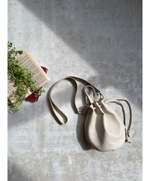 NICOLE white | フェイクレザー2WAY仕様 巾着ショルダーバッグ(ショルダーバッグ)