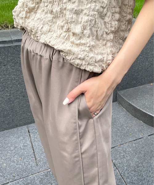 Meli rich（メリーリッチ）の「リラックスサテンイージーストレートパンツ（スラックス・レディース・ブラック/モカ/コーラル・FREE）」の19枚目の写真