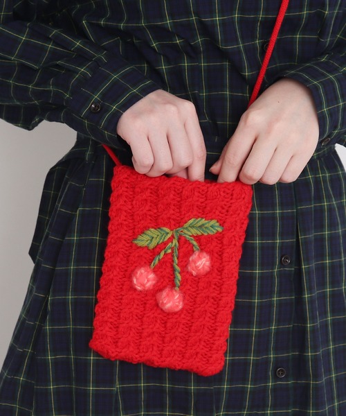 CHILD WOMAN（チャイルドウーマン）の「ウール/アクリルケーブルHANDチェリー刺繍スマホケース（ショルダーバッグ・レディース・アイボリー/ネイビー/レッド・FREE）」の3枚目の写真