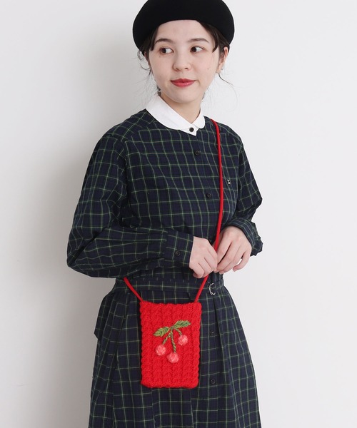 CHILD WOMAN（チャイルドウーマン）の「ウール/アクリルケーブルHANDチェリー刺繍スマホケース（ショルダーバッグ・レディース・アイボリー/ネイビー/レッド・FREE）」の14枚目の写真