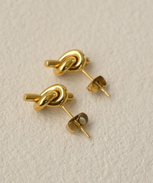 IAMUSE(アイアミューズ)の「金属アレルギー対応 ノットモチーフスタッドピアス S0762【IAMUSE】(ピアス(両耳用)・レディース・ゴールド・FREE)」の4枚目の写真