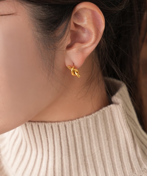 IAMUSE(アイアミューズ)の「金属アレルギー対応 ノットモチーフスタッドピアス S0762【IAMUSE】(ピアス(両耳用)・レディース・ゴールド・FREE)」の2枚目の写真