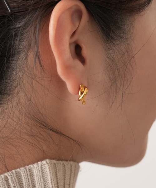 IAMUSE(アイアミューズ)の「金属アレルギー対応 ノットモチーフスタッドピアス S0762【IAMUSE】(ピアス(両耳用)・レディース・ゴールド・FREE)」の3枚目の写真