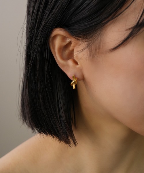 IAMUSE(アイアミューズ)の「金属アレルギー対応 ノットモチーフスタッドピアス S0762【IAMUSE】(ピアス(両耳用)・レディース・ゴールド・FREE)」の8枚目の写真