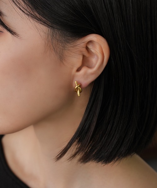 IAMUSE(アイアミューズ)の「金属アレルギー対応 ノットモチーフスタッドピアス S0762【IAMUSE】(ピアス(両耳用)・レディース・ゴールド・FREE)」の9枚目の写真