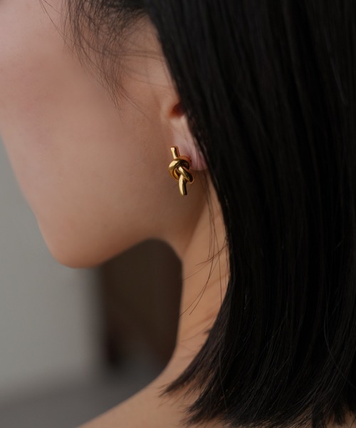 IAMUSE(アイアミューズ)の「金属アレルギー対応 ノットモチーフスタッドピアス S0762【IAMUSE】(ピアス(両耳用)・レディース・ゴールド・FREE)」の10枚目の写真