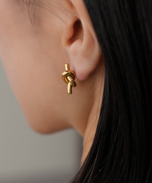 IAMUSE(アイアミューズ)の「金属アレルギー対応 ノットモチーフスタッドピアス S0762【IAMUSE】(ピアス(両耳用)・レディース・ゴールド・FREE)」の7枚目の写真