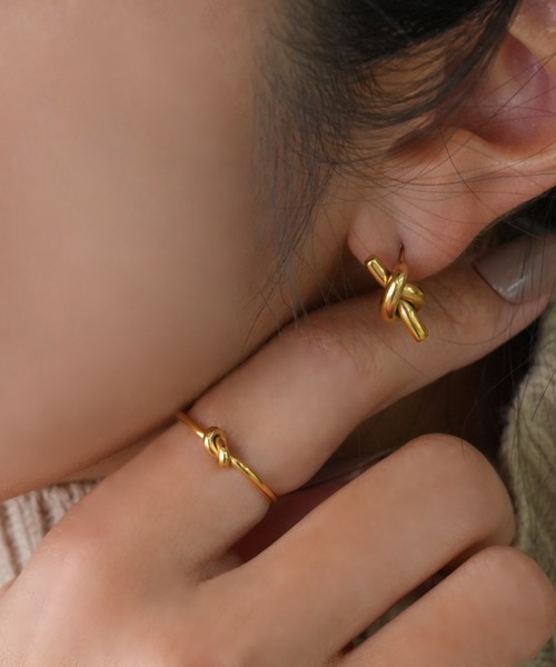IAMUSE(アイアミューズ)の「金属アレルギー対応 ノットモチーフスタッドピアス S0762【IAMUSE】(ピアス(両耳用)・レディース・ゴールド・FREE)」の11枚目の写真