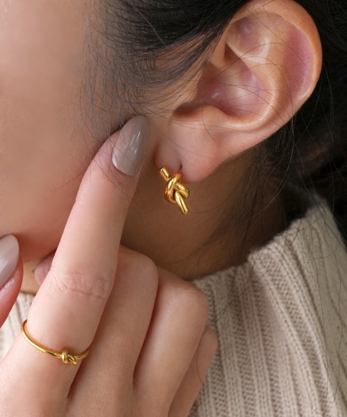 IAMUSE(アイアミューズ)の「金属アレルギー対応 ノットモチーフスタッドピアス S0762【IAMUSE】(ピアス(両耳用)・レディース・ゴールド・FREE)」の12枚目の写真