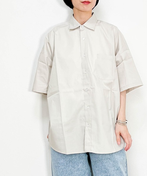 Ritzy（リッツィー）の「綿ブロード レギュラーカラー半袖シャツ レディース メンズ（シャツ/ブラウス・メンズ・ラベンダー/グレイッシュベージュ/サックスブルー系/サックスブルー/ブラック/グリーン/ブラック系その他/ホワイト/ホワイト系その他/グリーン系その他/イエロー・X-LARGE/LARGE/MEDIUM）」の5枚目の写真