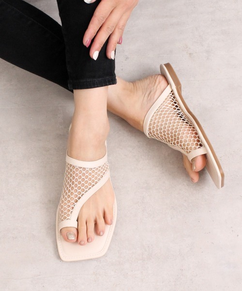 Fabby fabby(ファビィーファビィー)の「メッシュトングフラットサンダル(サンダル・レディース・ブラック/オフホワイト・LARGE/MEDIUM/SMALL)」の1枚目の写真
