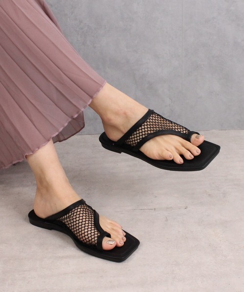 Fabby fabby(ファビィーファビィー)の「メッシュトングフラットサンダル(サンダル・レディース・ブラック/オフホワイト・LARGE/MEDIUM/SMALL)」の2枚目の写真