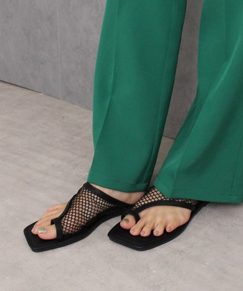Fabby fabby(ファビィーファビィー)の「メッシュトングフラットサンダル(サンダル・レディース・ブラック/オフホワイト・LARGE/MEDIUM/SMALL)」の4枚目の写真