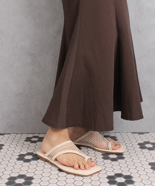 Fabby fabby(ファビィーファビィー)の「メッシュトングフラットサンダル(サンダル・レディース・ブラック/オフホワイト・LARGE/MEDIUM/SMALL)」の11枚目の写真