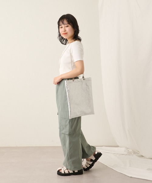 COLONY 2139(コロニートゥーワンスリーナイン)の「メタリックフェイクレザートートバッグ(トートバッグ・レディース・グリーン/ブラック/シルバー・FREE)」の17枚目の写真