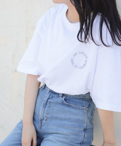 make a ray!（メイク ア レイ！）の「【別注】カレッジ & サークルロゴ デザインプリント ビッグシルエット半袖Ｔシャツ /オーバーサイズ/ユニセックス（Tシャツ/カットソー・メンズ・ホワイト/ホワイト系その他/ブラック系その他/オフホワイト/オリーブ/ブラック・M/L）」の3枚目の写真