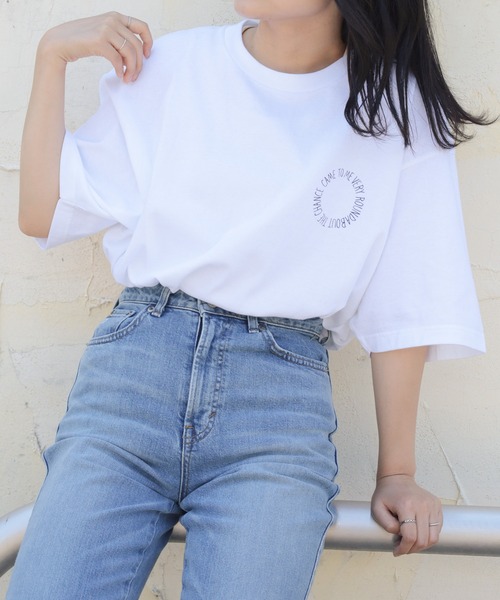 make a ray!（メイク ア レイ！）の「【別注】カレッジ & サークルロゴ デザインプリント ビッグシルエット半袖Ｔシャツ /オーバーサイズ/ユニセックス（Tシャツ/カットソー・メンズ・ホワイト/ホワイト系その他/ブラック系その他/オフホワイト/オリーブ/ブラック・M/L）」の22枚目の写真