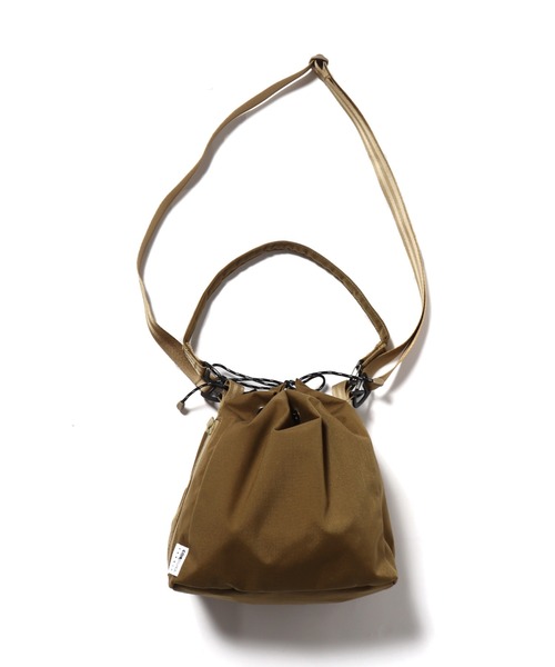 F/CE. （エフシーイー）の「F/CE./エフシーイー CORDURA FIRE RESISTANT DRAWSTRING BAG 巾着バック ナイロンバッグ（ショルダーバッグ・メンズ・ベージュ/グリーン/ブラック・FREE）」の1枚目の写真