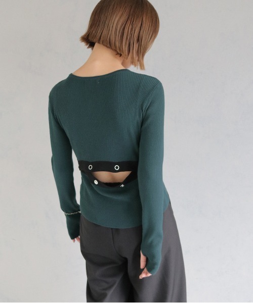 cheriella(シェリエラ)の「【cheriella】WEB限定バックオープンスリットリブニット WEB LIMITED BACK OPEN SLIT RIB KNIT(ニット/セーター・レディース・ダークブルー/アイボリー/ダークグレー/ブラック/ダークグリーン・M)」の4枚目の写真