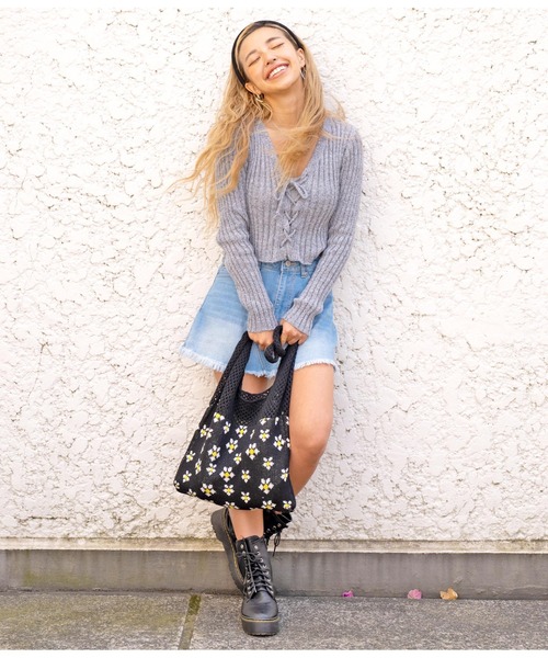 anap mimpi(アナップミンピ)の「フラワーデザイン切替ニットバッグ(トートバッグ・レディース・ブラック・FREE)」の5枚目の写真