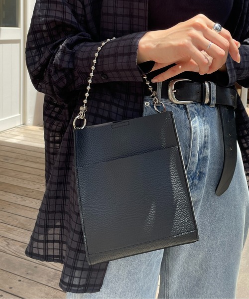 Thevon（ゼボン）の「ボールチェーンスクエアミニバッグ（ショルダーバッグ・レディース・モカ/イエロー/アイボリー/ブラック・FREE）」の2枚目の写真