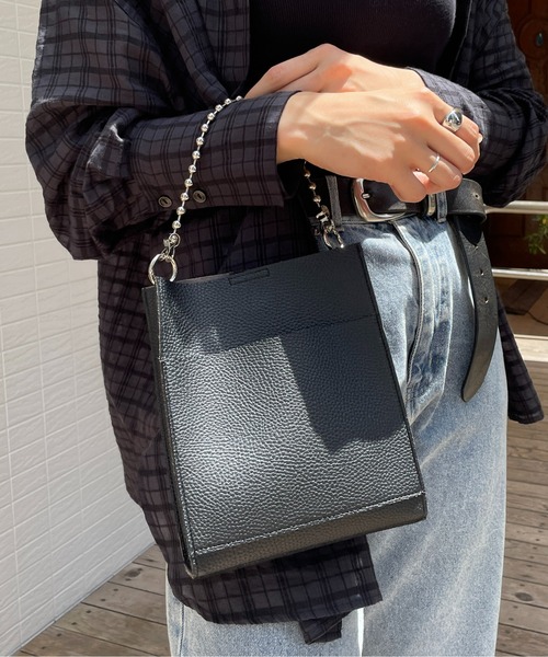 Thevon（ゼボン）の「ボールチェーンスクエアミニバッグ（ショルダーバッグ・レディース・モカ/イエロー/アイボリー/ブラック・FREE）」の9枚目の写真