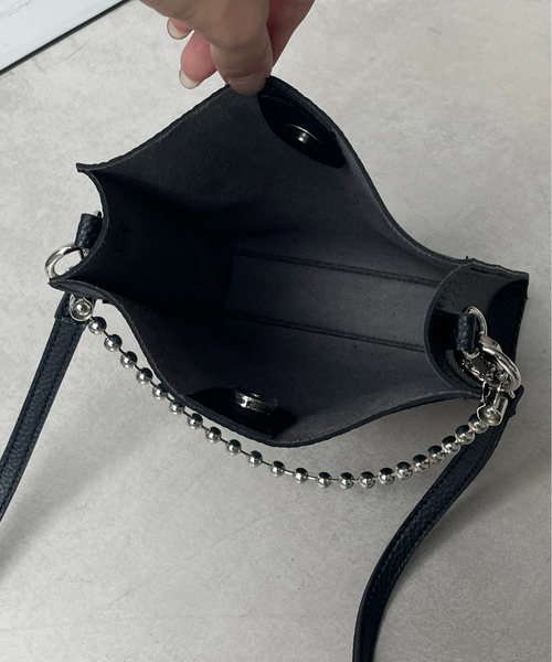 Thevon（ゼボン）の「ボールチェーンスクエアミニバッグ（ショルダーバッグ・レディース・モカ/イエロー/アイボリー/ブラック・FREE）」の13枚目の写真