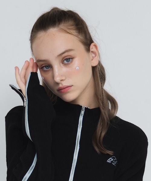 lilLilly（リルリリー）の「クロップドチャームリブトップス（カーディガン/ボレロ・レディース・ブラック/ホワイト/グレー・FREE）」の12枚目の写真