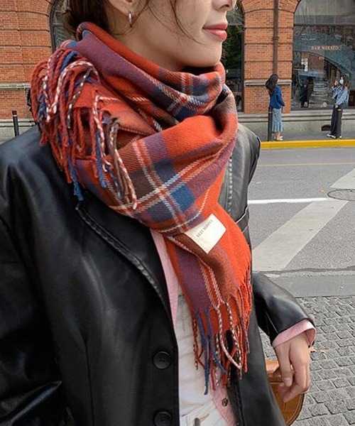 Mayree（メイリー）の「【float】チェック柄  フリンジ マルチカラー マフラー（マフラー・レディース・レッド系/ブルー系/ブラウン系・FREE）」の3枚目の写真