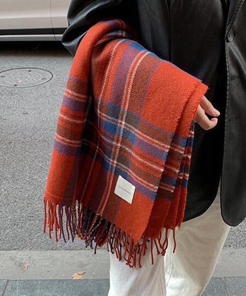 Mayree（メイリー）の「【float】チェック柄  フリンジ マルチカラー マフラー（マフラー・レディース・レッド系/ブルー系/ブラウン系・FREE）」の5枚目の写真