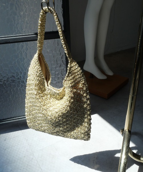 CURI BISCUI(キュリ ビスキュイ)の「メタリックヤーン編み ワンハンドルバッグ(ハンドバッグ・レディース・ブラック/シルバー/ゴールド・FREE)」の1枚目の写真