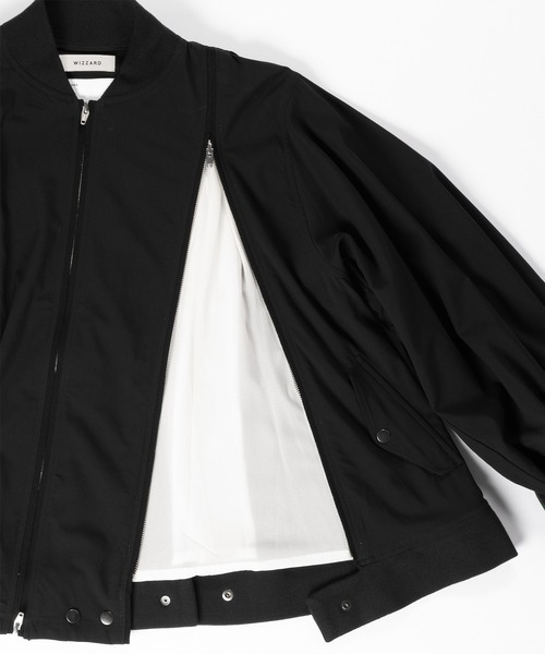 Wizzard(ウィザード)の「Wizzard ウィザード / VISCOSE FLARE BOMBER JACKET / W24SS-BL04V(ミリタリージャケット・レディース・ブラック・2)」の3枚目の写真