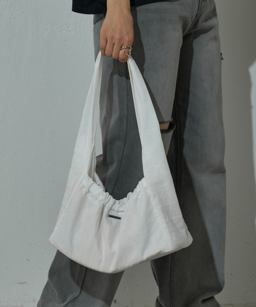 COLONY 2139（コロニートゥーワンスリーナイン）の「WEB・一部店舗限定 / ナイロンギャザーワンショルダー（ショルダーバッグ・レディース・ホワイト/ブラック/ベージュ・FREE）」の2枚目の写真