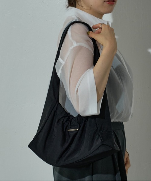 COLONY 2139（コロニートゥーワンスリーナイン）の「WEB・一部店舗限定 / ナイロンギャザーワンショルダー（ショルダーバッグ・レディース・ホワイト/ブラック/ベージュ・FREE）」の3枚目の写真