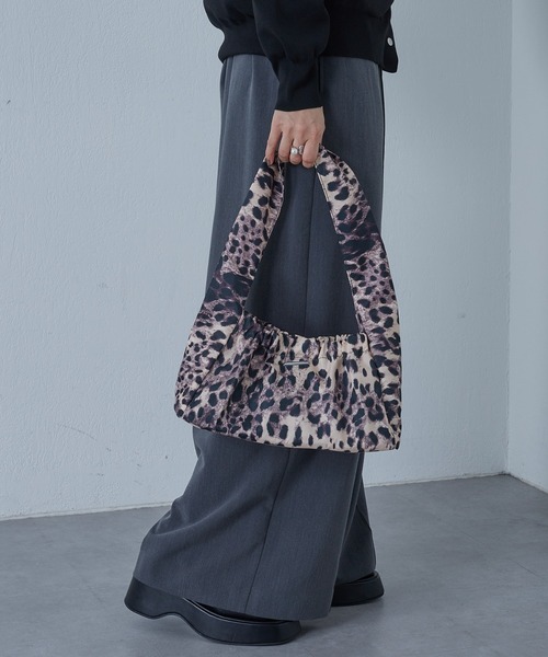 COLONY 2139（コロニートゥーワンスリーナイン）の「WEB・一部店舗限定 / ナイロンギャザーワンショルダー（ショルダーバッグ・レディース・ホワイト/ブラック/ベージュ・FREE）」の6枚目の写真