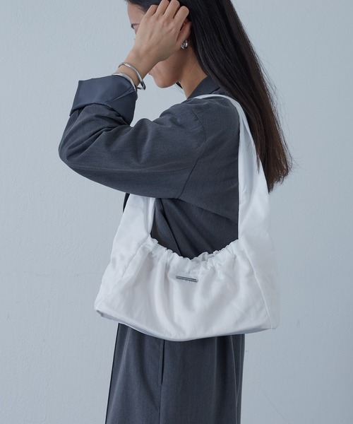 COLONY 2139（コロニートゥーワンスリーナイン）の「WEB・一部店舗限定 / ナイロンギャザーワンショルダー（ショルダーバッグ・レディース・ホワイト/ブラック/ベージュ・FREE）」の19枚目の写真
