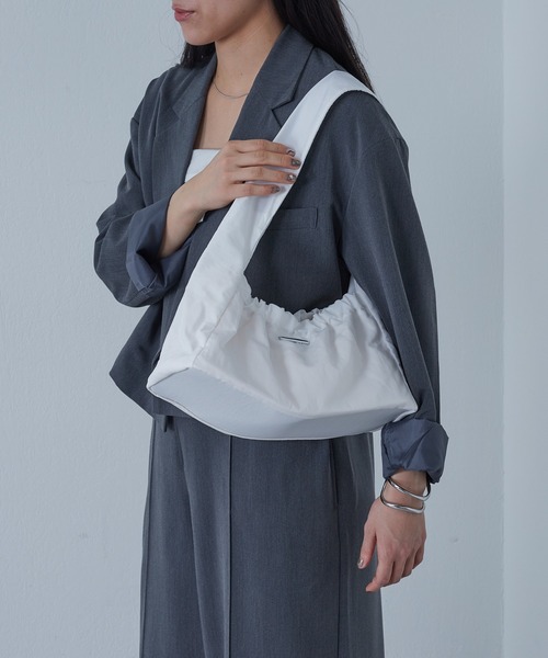 COLONY 2139（コロニートゥーワンスリーナイン）の「WEB・一部店舗限定 / ナイロンギャザーワンショルダー（ショルダーバッグ・レディース・ホワイト/ブラック/ベージュ・FREE）」の20枚目の写真