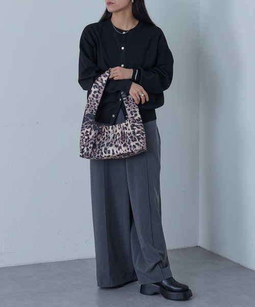 COLONY 2139（コロニートゥーワンスリーナイン）の「WEB・一部店舗限定 / ナイロンギャザーワンショルダー（ショルダーバッグ・レディース・ホワイト/ブラック/ベージュ・FREE）」の7枚目の写真