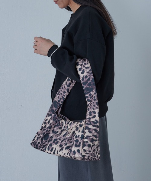 COLONY 2139（コロニートゥーワンスリーナイン）の「WEB・一部店舗限定 / ナイロンギャザーワンショルダー（ショルダーバッグ・レディース・ホワイト/ブラック/ベージュ・FREE）」の5枚目の写真