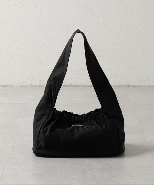 COLONY 2139（コロニートゥーワンスリーナイン）の「WEB・一部店舗限定 / ナイロンギャザーワンショルダー（ショルダーバッグ・レディース・ホワイト/ブラック/ベージュ・FREE）」の22枚目の写真